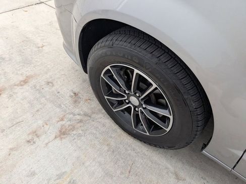 Used 2017 Dodge Grand Caravan SE image 6