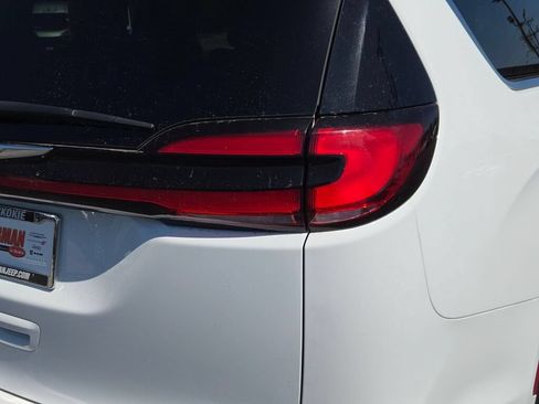 Certified 2024 Chrysler Pacifica Touring-L FWD image 14