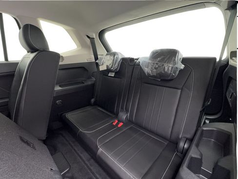 Used 2024 Volkswagen Tiguan SE FWD image 25