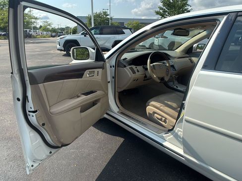 Used 2010 Toyota Avalon Limited FWD image 2
