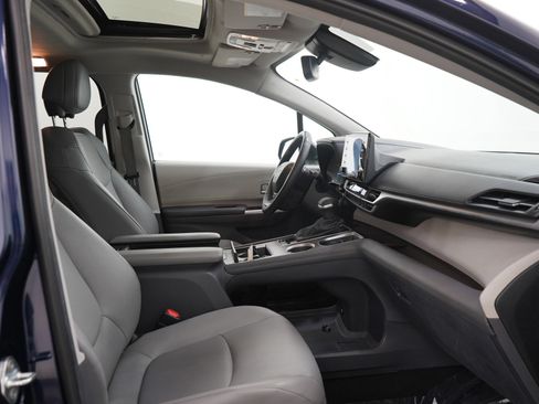 Used 2023 Toyota Sienna XLE FWD image 13