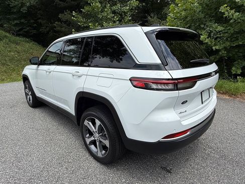 New 2026 Jeep Grand Cherokee Limited w/ Luxury Tech Group II AWD/4WD image 9