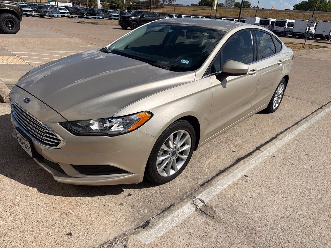 Used 2017 Ford Fusion SE w/ Fusion SE Technology Package FWD image 1