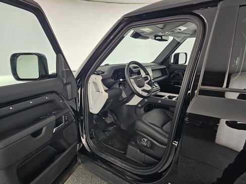 Used 2025 Land Rover Defender 130 S image 21