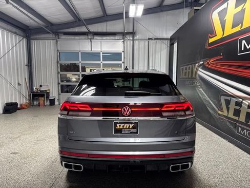 Used 2024 Volkswagen Atlas Cross Sport SEL R-Line AWD/4WD image 15