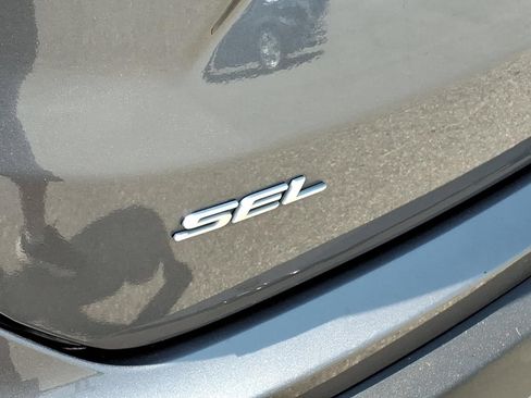 Used 2021 Ford Edge SEL AWD/4WD image 9