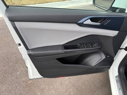 Used 2024 Volkswagen Taos SE image 5