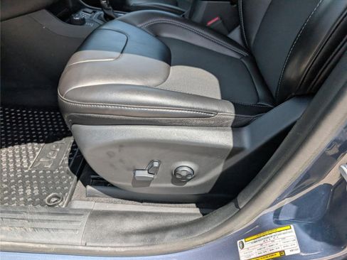 Used 2019 Jeep Cherokee Latitude Plus w/ Comfort/Convenience Group AWD/4WD image 23
