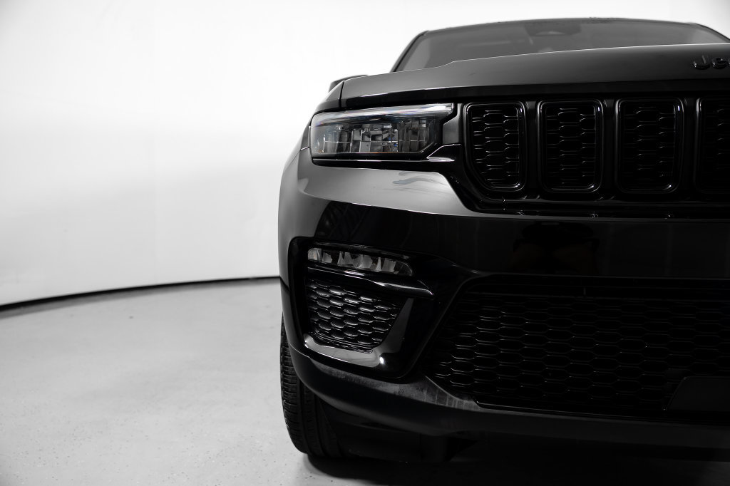Used 2023 Jeep Grand Cherokee Limited w/ Black Appearance Package AWD/4WD image 19
