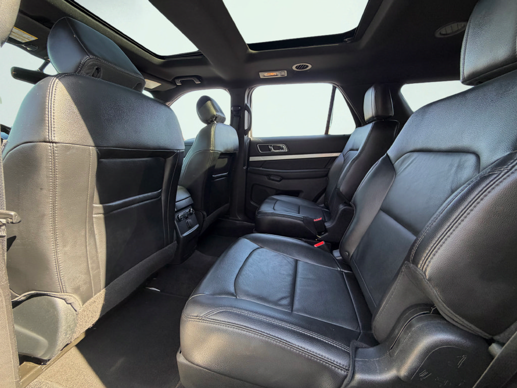 Used 2017 Ford Explorer XLT w/ Equipment Group 202A FWD image 53