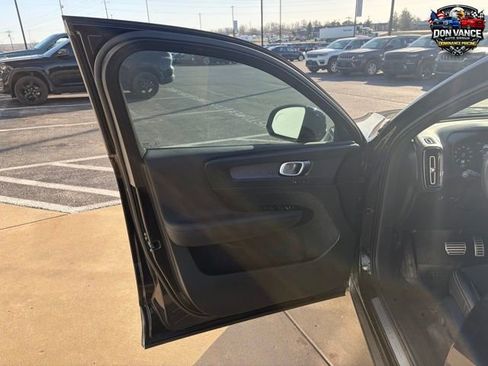 Used 2021 Volvo XC40 T4 R-Design w/ Climate Package FWD image 9