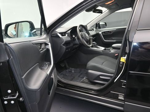 Used 2021 Toyota RAV4 LE image 10