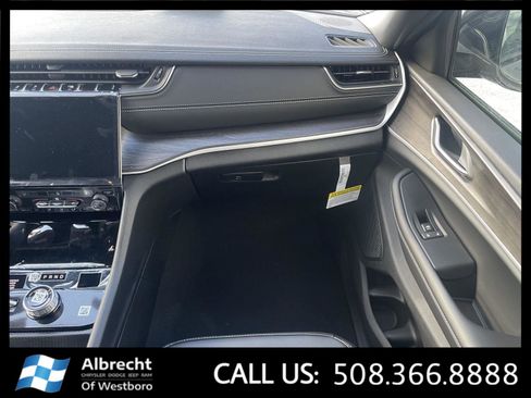 New 2025 Jeep Grand Cherokee Limited image 17