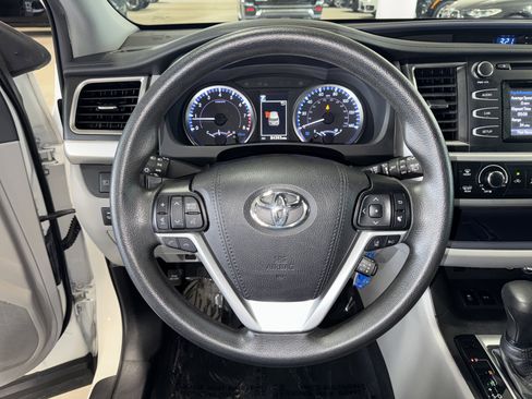 Used 2019 Toyota Highlander LE FWD image 20