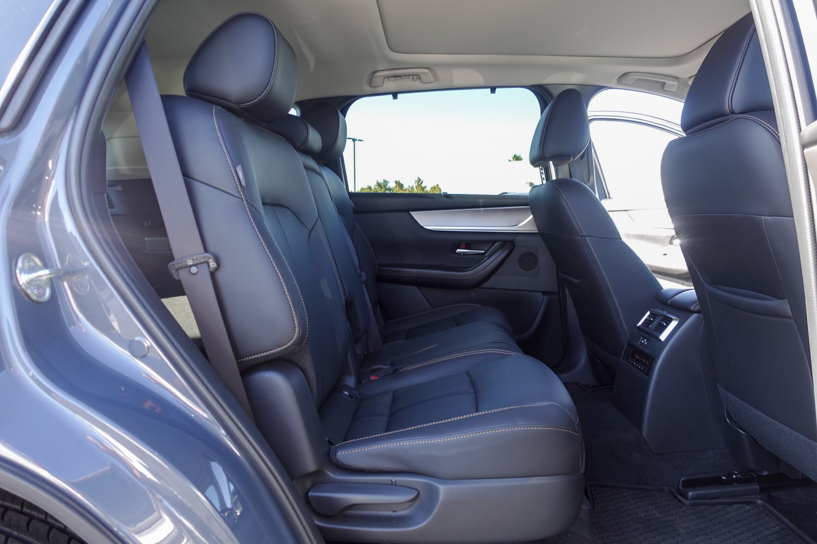 Certified 2025 MAZDA CX-70 Plug-In Hybrid w/ Premium Pkg AWD/4WD image 17