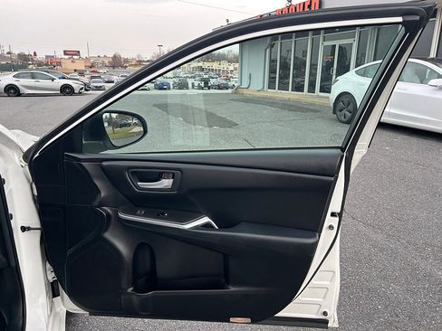 Used 2017 Toyota Camry SE image 31
