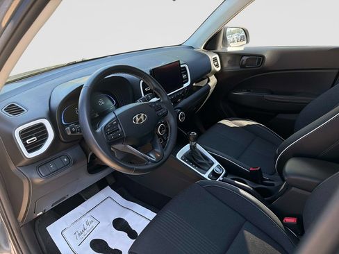 Used 2025 Hyundai Venue Limited FWD image 21