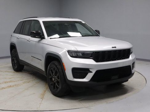 Used 2024 Jeep Grand Cherokee Altitude image 1