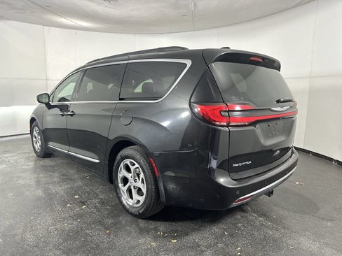 Used 2022 Chrysler Pacifica Limited FWD image 6