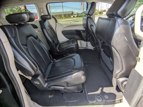 Used 2023 Chrysler Pacifica Touring-L FWD image 13