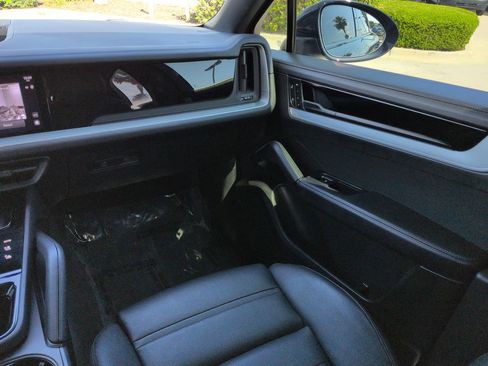 Used 2024 Porsche Cayenne Coupe AWD/4WD image 17