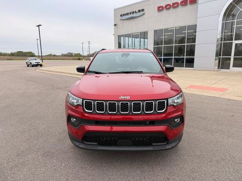 Used 2025 Jeep Compass Latitude AWD/4WD image 8