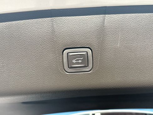 Used 2023 Chevrolet Traverse LT image 16