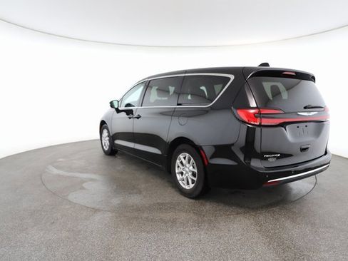 Used 2024 Chrysler Pacifica Touring-L image 11