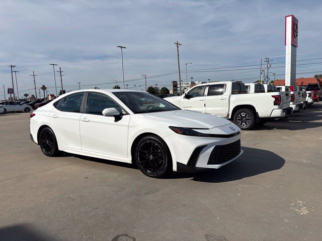 Used 2025 Toyota Camry SE FWD image 2