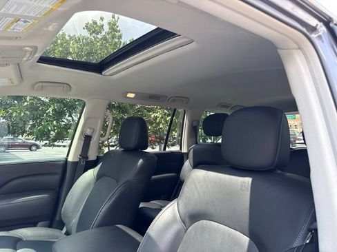 Used 2023 INFINITI QX80 Luxe w/ All-Season Package AWD/4WD image 2