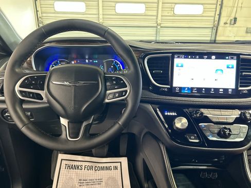 Used 2023 Chrysler Pacifica Pinnacle FWD image 5