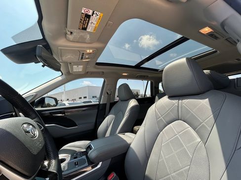 Used 2023 Toyota Highlander Platinum FWD image 12