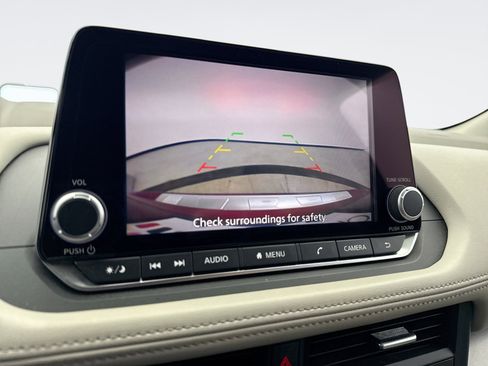 Used 2025 Nissan Rogue SV image 15