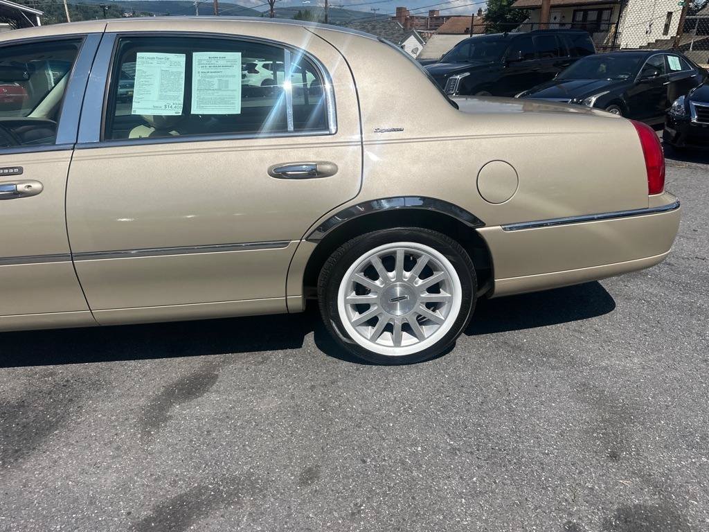 Used 2006 Lincoln Town Car Signature RWD image 16
