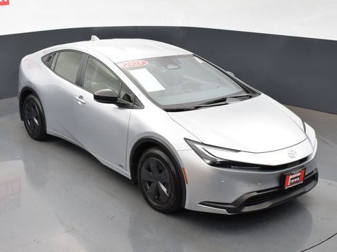 Used 2025 Toyota Prius LE image 21