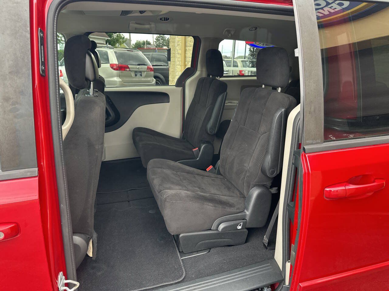Used 2013 Dodge Grand Caravan SXT w/ Rear Park Assist Pkg FWD image 7