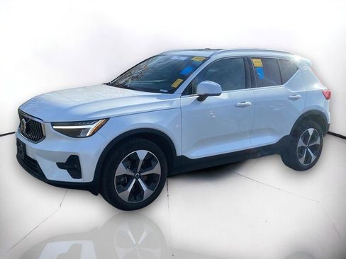 Used 2023 Volvo XC40 B5 Plus image 2