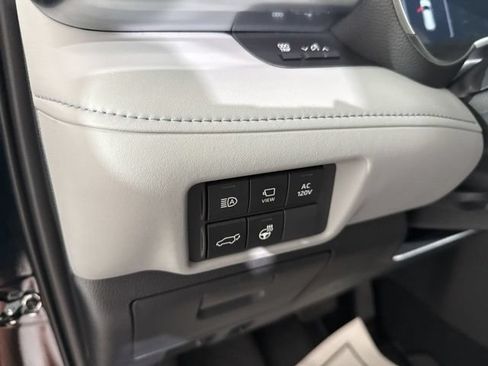 Used 2024 Toyota Highlander Limited AWD/4WD image 23