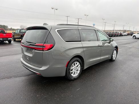 Used 2022 Chrysler Pacifica Touring-L image 5