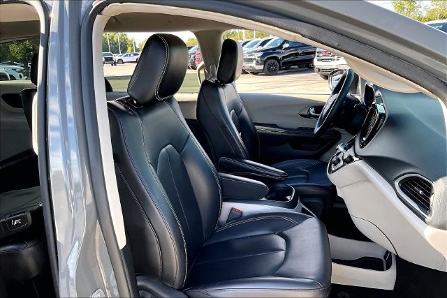 Used 2023 Chrysler Pacifica Touring-L FWD image 29