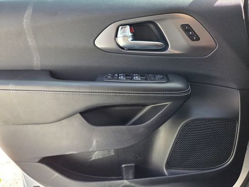 New 2026 Chrysler Pacifica Select FWD image 21