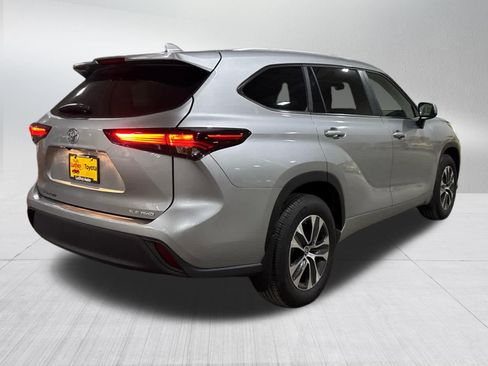 Used 2025 Toyota Highlander XLE AWD/4WD image 10