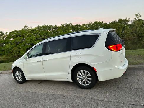 Used 2018 Chrysler Pacifica Touring-L image 3
