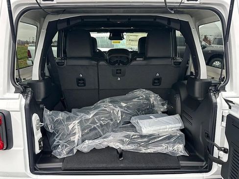 New 2026 Jeep Wrangler Unlimited Rubicon w/ Xtreme 35 Tire Package image 15