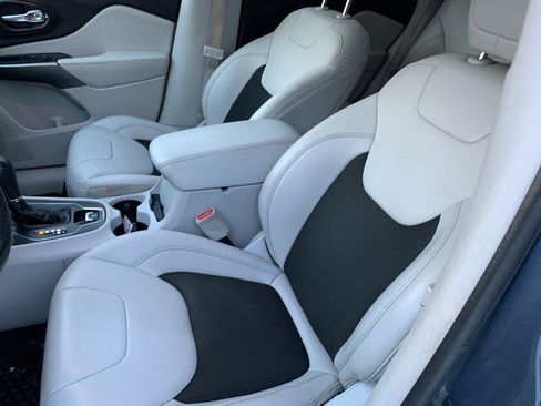 Used 2020 Jeep Cherokee Latitude Plus w/ Comfort/Convenience Group image 17