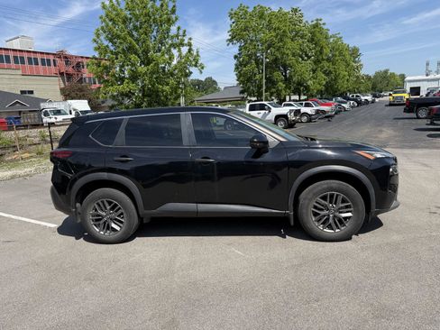 Used 2022 Nissan Rogue S FWD image 2
