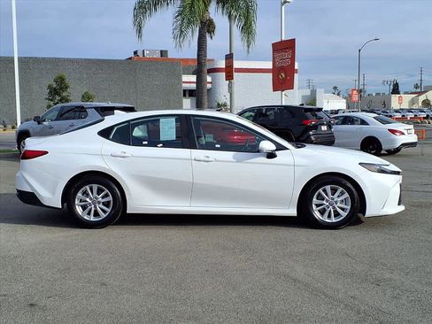 Used 2025 Toyota Camry LE image 3