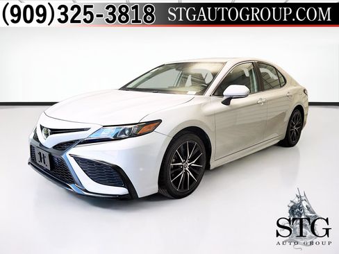 Used 2022 Toyota Camry SE FWD image 1