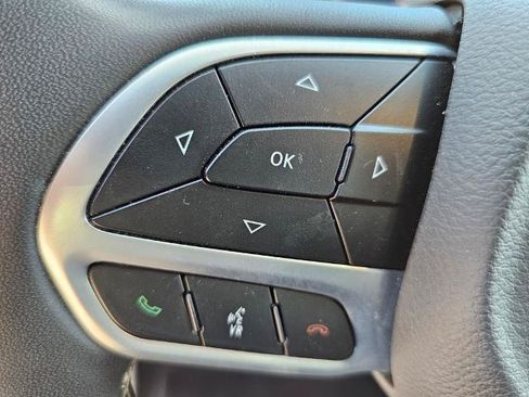 Used 2023 Chrysler Pacifica Touring-L FWD image 20