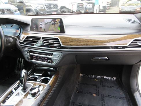 Used 2018 BMW 750i xDrive image 33